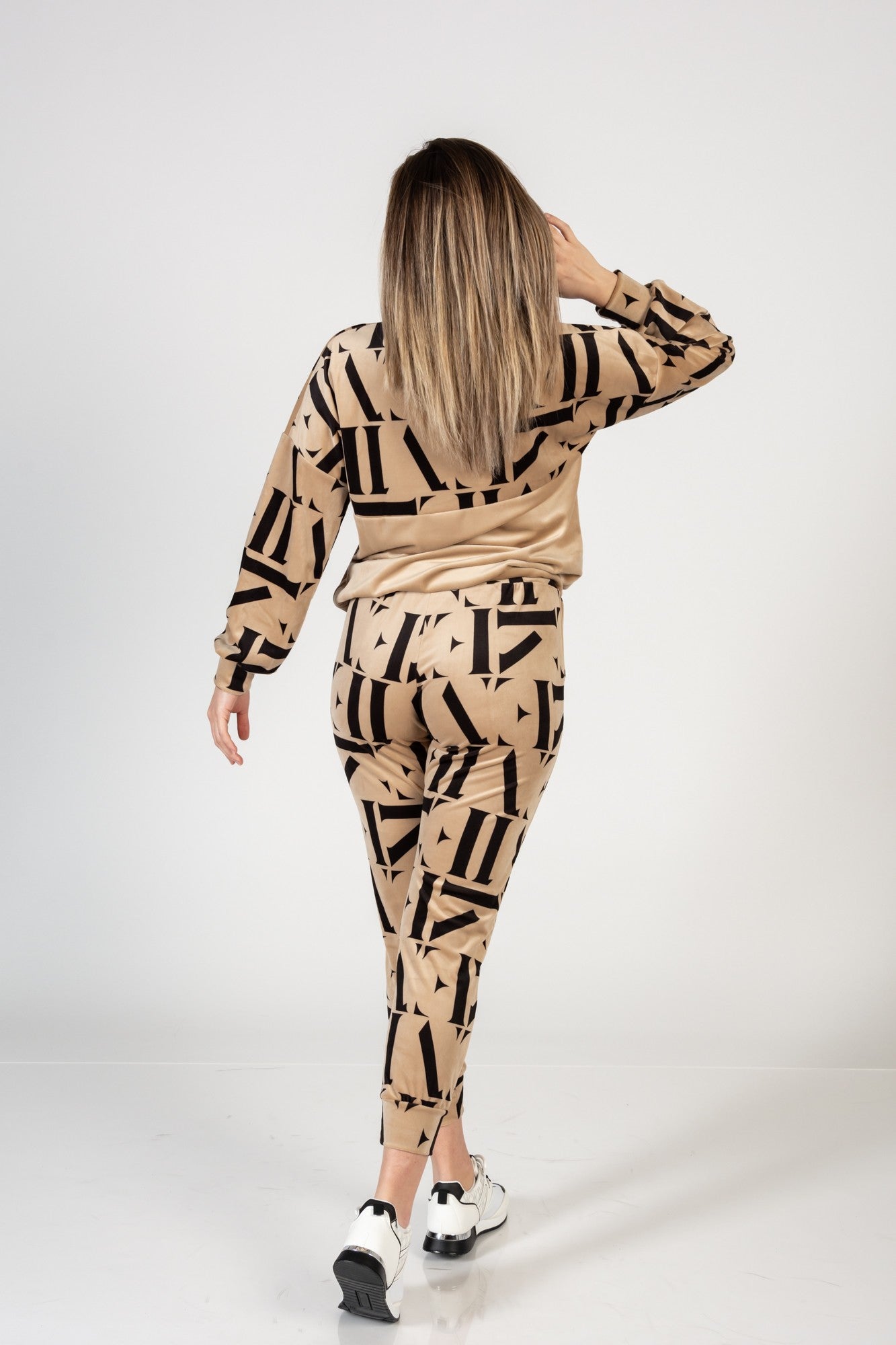 Letter Print Faux Velvet Tracksuit Laureta, Black Beige Scarlet Chaos