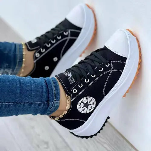 Flat lace-up sneakers with pattern canvas, ideal for casual sport.