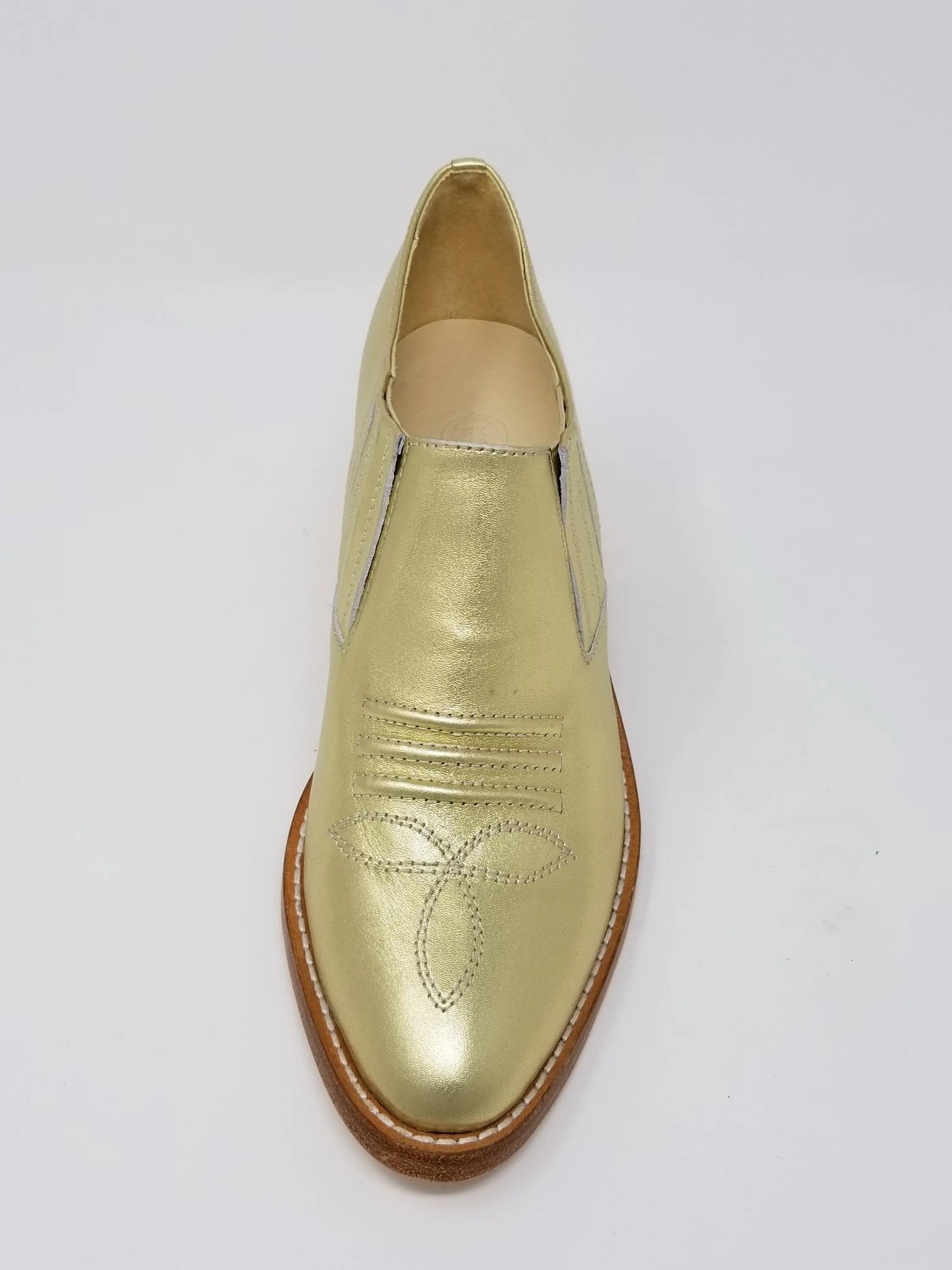 Santa Ana leather shoe with natural wood heel and memory foam insole.